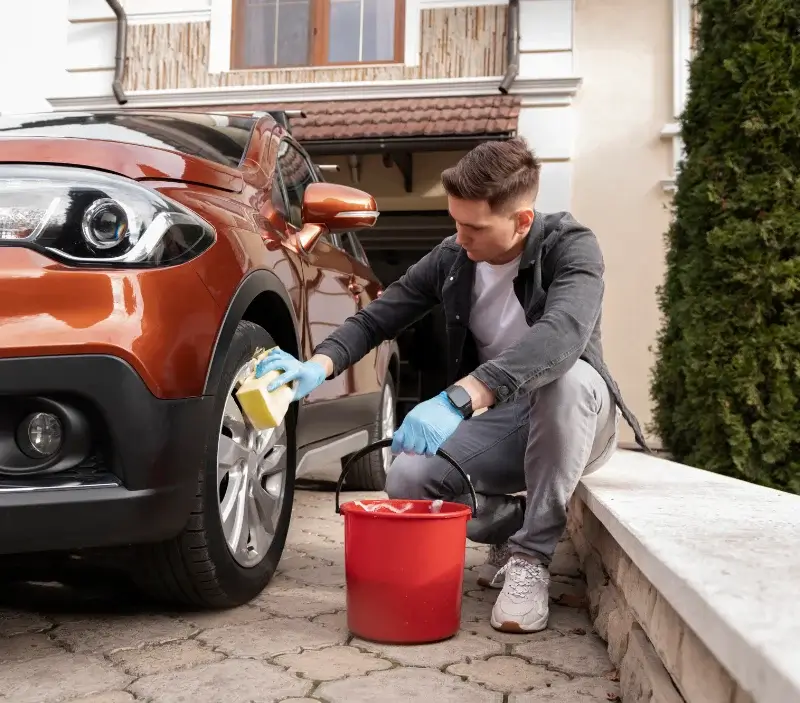 Lavage auto à domicile Habère-Poche : professionnel intervenant sur un véhicule